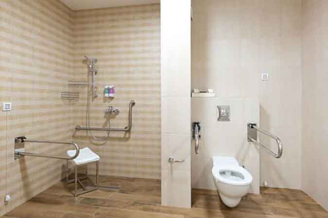 Pose d'un sol antidérapant en carrelage dans une salle de bain